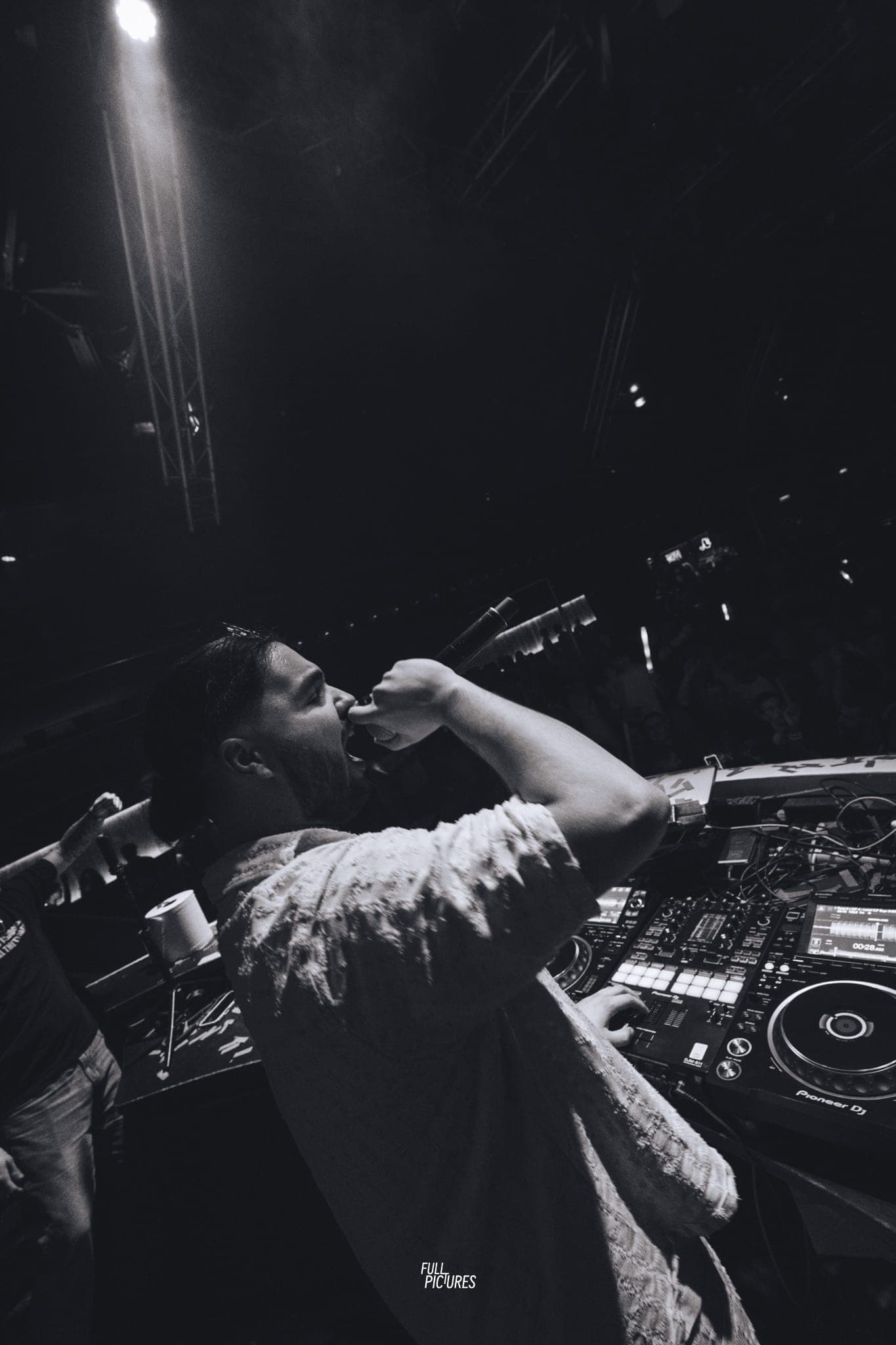 DJ aux platines, photo en noir et blanc