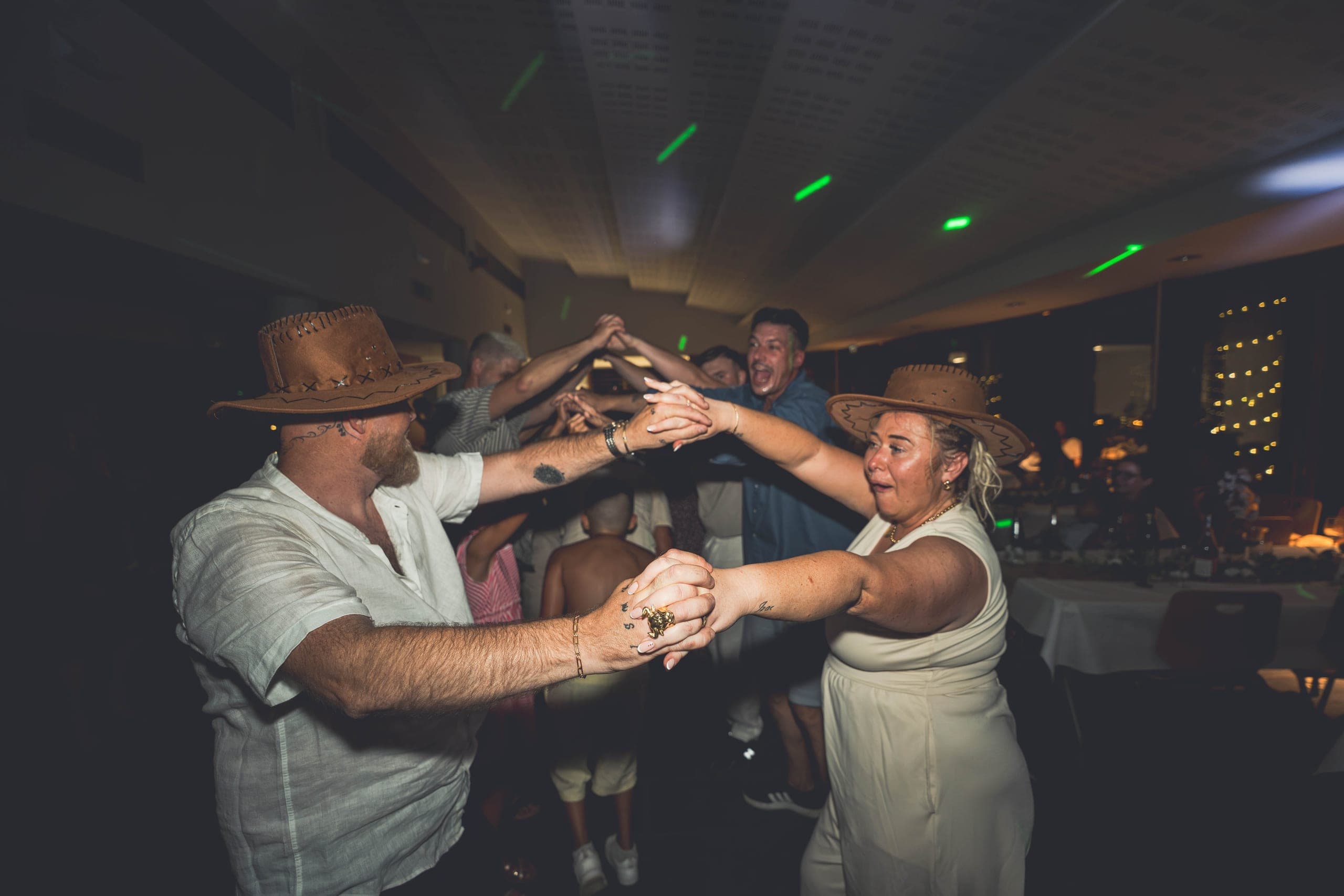 Invités dansant sur la piste lors d'une soirée de mariage